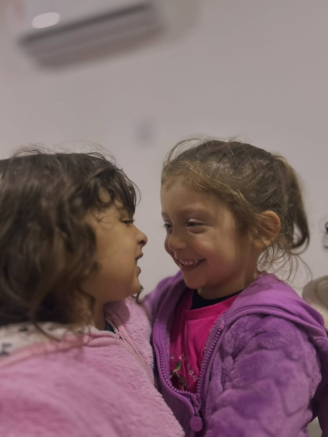 Duas crianças rindo juntas na escola