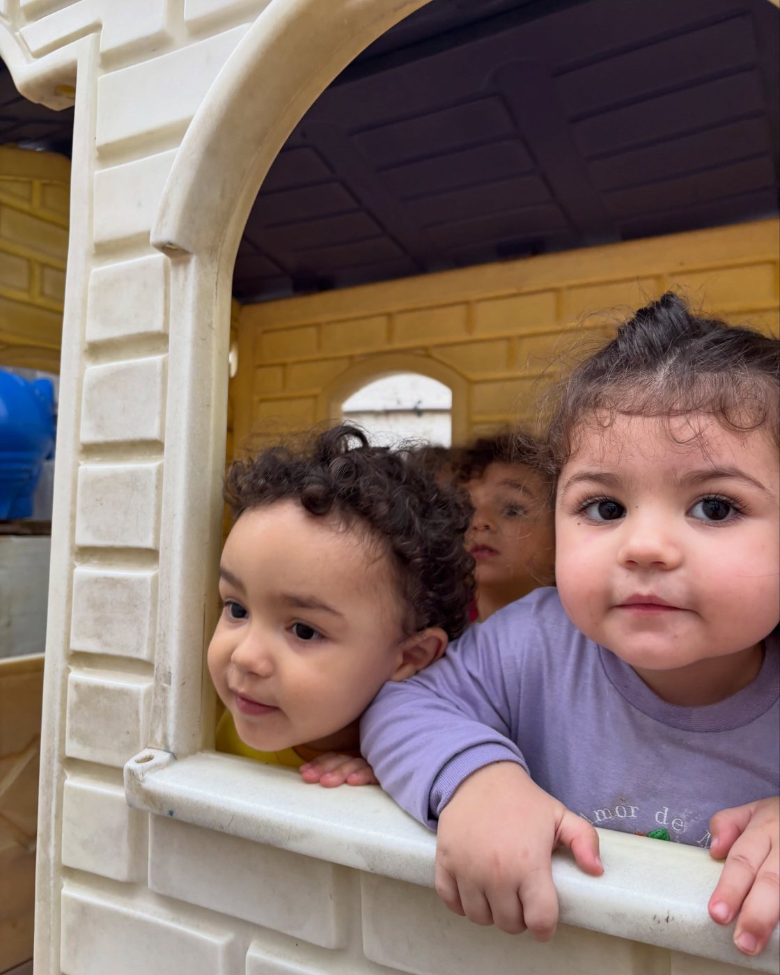 Crianças na casinha do pátio