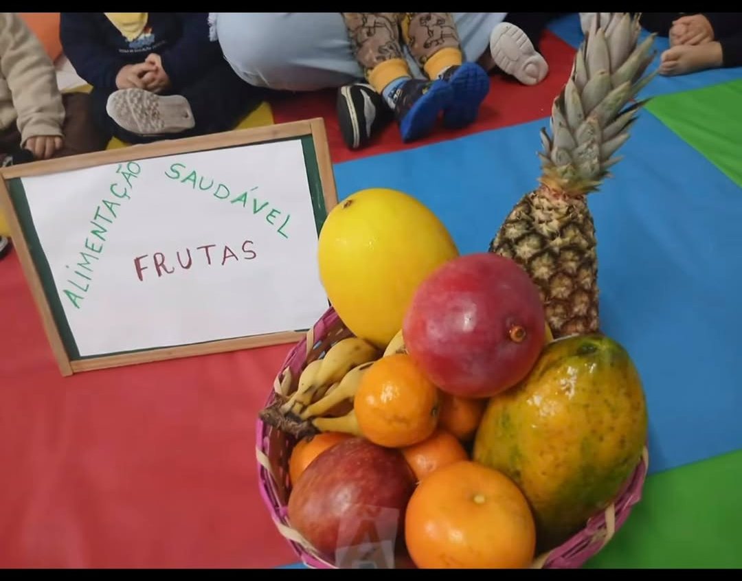 Cesta de frutas em atividade de alimentação saudável