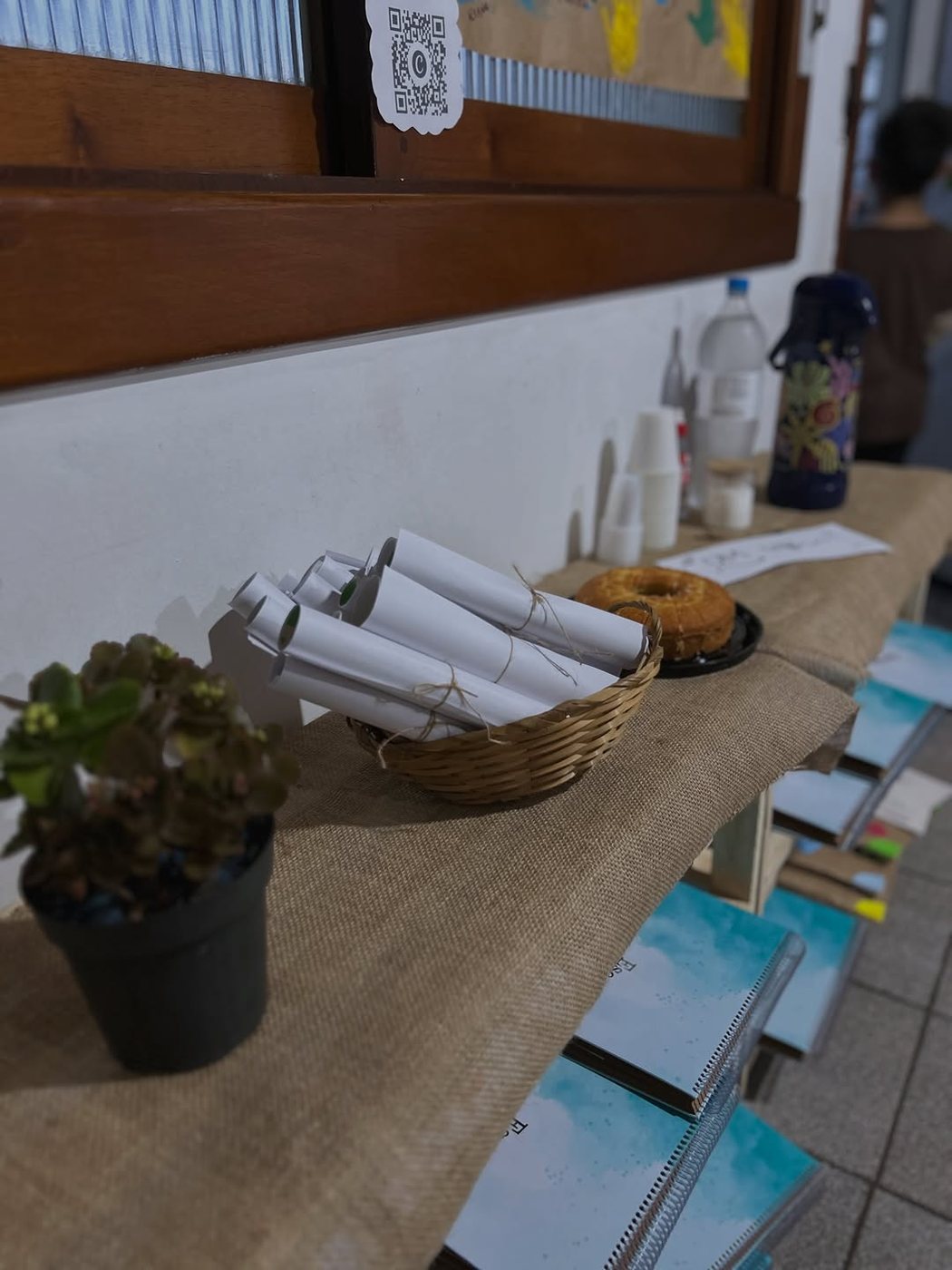 Ateliê com materiais naturais e produções das crianças