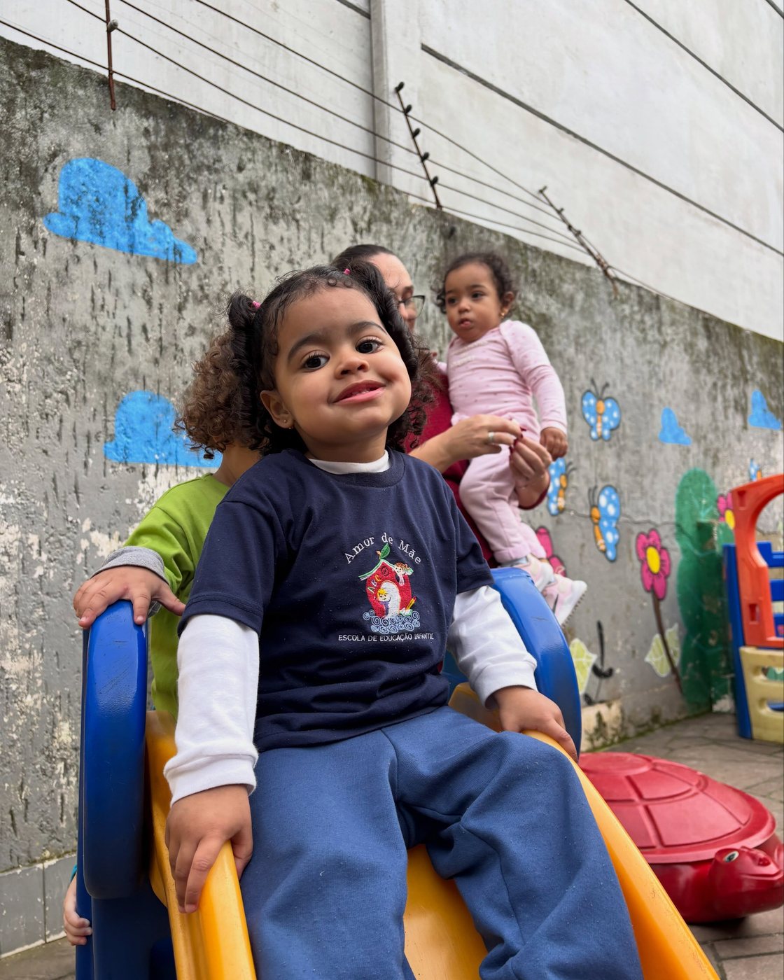 Crianças brincando no pátio da unidade Matriz da Escola Amor de Mãe