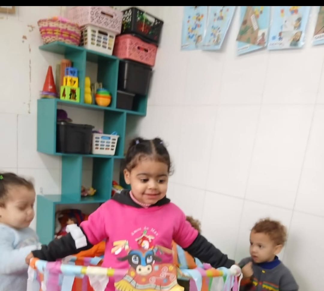Criança em atividade na sala da Escola Amor de Mãe